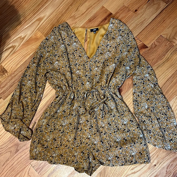 NWOT | LUCCA Couture V-neck Romper | UO | Size Medium - Picture 2 of 10